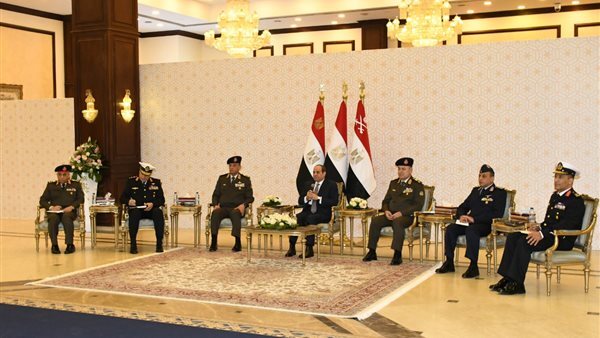 الرئيس السيسي: الشعب المصري يقف دائمًا خلف قواته المسلحة والشرطة المدنية