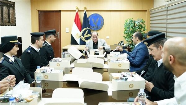 تفاصيل زيارة الرئيس السيسي لقسم شرطة «أول مدينة نصر» وتناوله الإفطار مع الضباط والأفراد