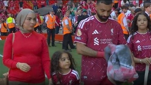 ظهور زوجة محمد صلاح في وداع أنفيلد يثير الجدل