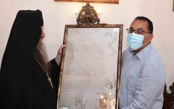 مدبولي يتسلم من الأب ميخائيل وسام الدير من الطبقة الأولى للشهيدة سانت كاترين