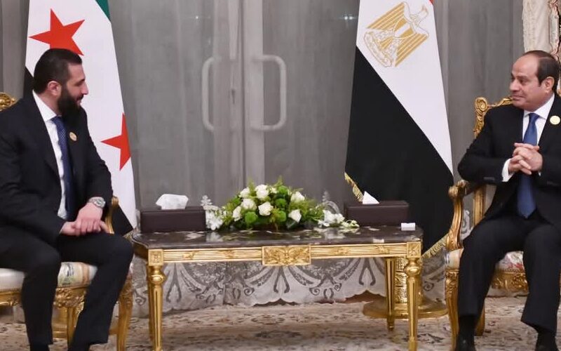 الرئيس السيسي يلتقي أحمد الشرع على هامش القمة العربية بالعاصمة الإدارية الجديدة