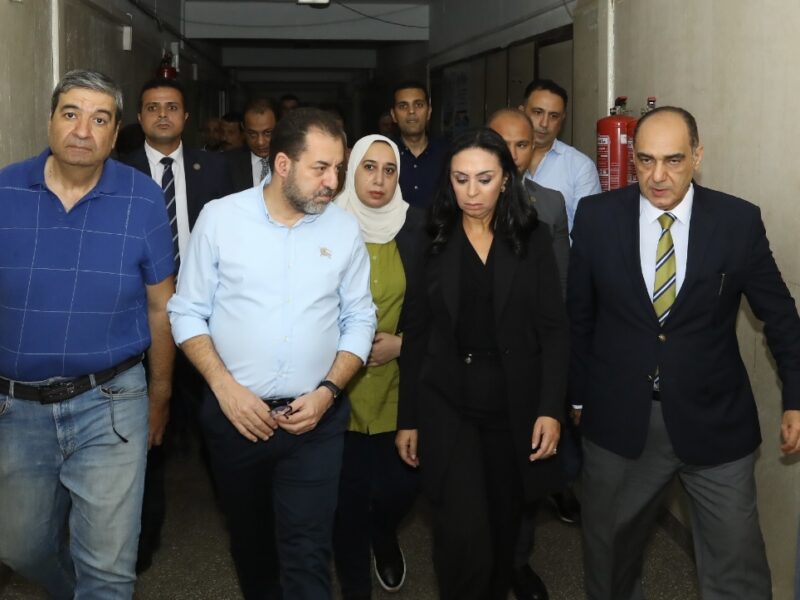رئيس جامعة الزقازيق يؤكد على توفير كافة سبل الرعاية الطبية لمصابي حادث القطارين
