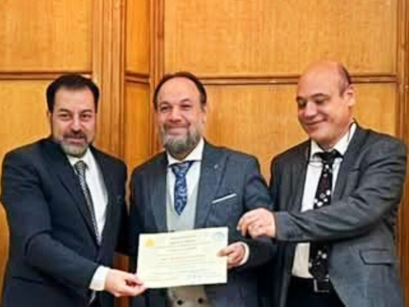 عميد طب الزقازيق…. يسلم شهادات دورة الجراحات الميكروسكوبية للمتدربين
