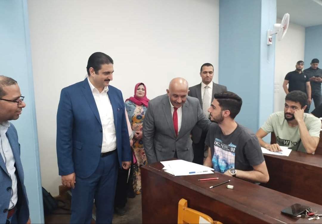 نائب رئيس جامعة الزقازيق بتفقد سير أعمال الامتحانات بكلية طب وجراحة الفم والأسنان