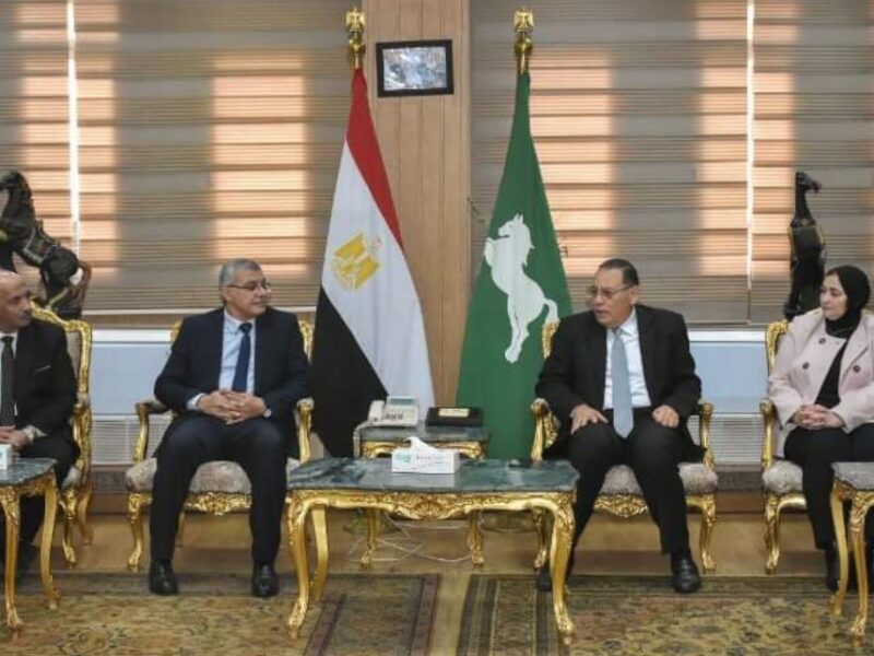 محافظ الشرقية يلتقي رئيس جامعة الزقازيق والوفد المرافق له ويؤكد علي أهمية مشاركة المواطنين في الانتخابات الرئاسية 
