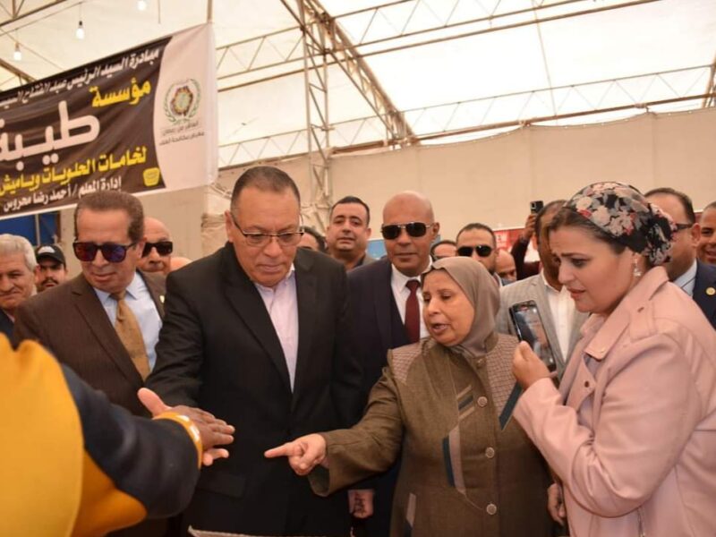 د. ممدوح غراب محافظ الشرقية و د. محمد حلمى رئيس مجلس أمناء العاشر يفتتحان معرض أهلاً رمضان بالمدينة