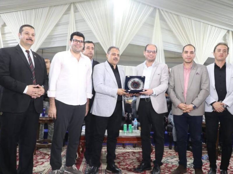 محافظ الشرقية يكرم رجال إدارة العلاقات العامة والإعلام بالمحافظة كنموذجً للإبداع والتميز