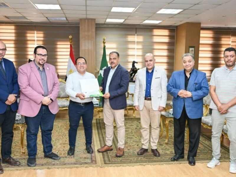محافظ الشرقية يكرم د. أنور شاهين مدير مستشفى بلبيس المركزى في إطار تكريم مديري المستشفيات الأكثر تميزًا