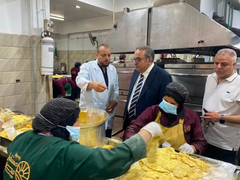 عميد طب الزقازيق يتفقد المطبخ المركزى لمستشفيات الجامعة للاطمئنان على منظومة تجهيز الوجبات المقدمة للمرضى