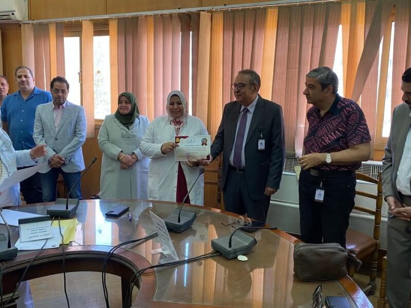 د. محمود مصطفى عميد طب الزقازيق يكريم العامل المثالي بمستشفيات جامعة