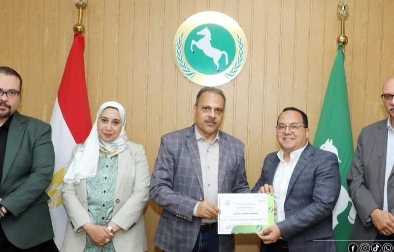 تكريم مستحق من محافظ الشرقية للدكتور أنور شاهين مدير مستشفى بلبيس المركزى تقديرًا لجهوده المشرفة