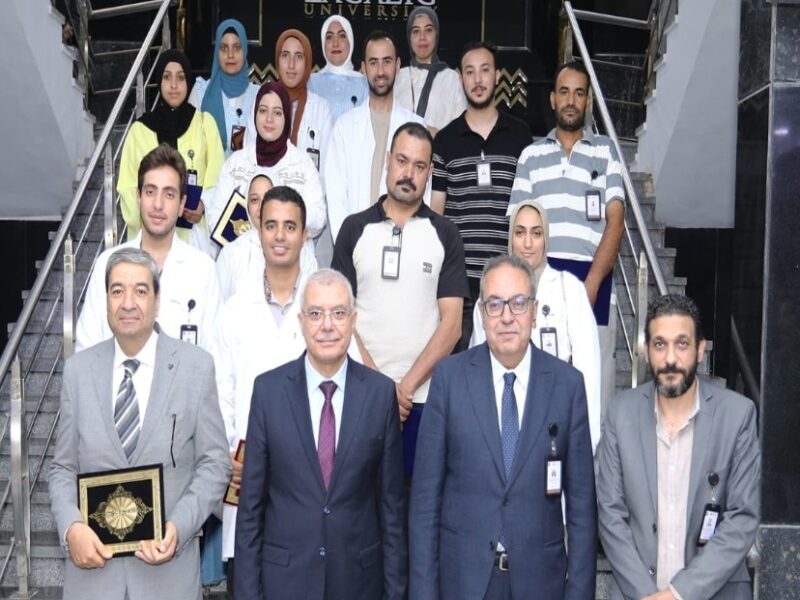 رئيس جامعة الزقازيق يُكَرِّم قيادات وأطقم مستشفى النساء والولادة والمحضن تقديرًا لجهودهم في رعاية المرضى