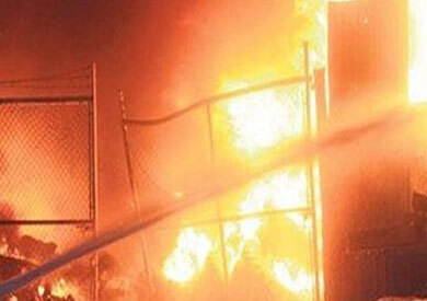الحماية المدنية بالشرقية تسيطر على حريق مصنع كرتون بالعاشر وإصابة شخصين