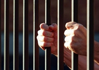 تجديد حبس عامل 15 يوما لاتهامه بقتل والده ووالدته وشقيقته وطفليها أثناء نومهم بسوهاج