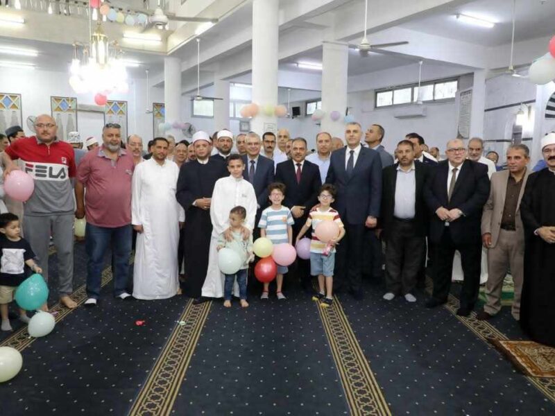 محافظ الشرقية يلتقط صور تذكارية مع الاطفال بمسجد الزراعة بعد أداء صلاة العيد