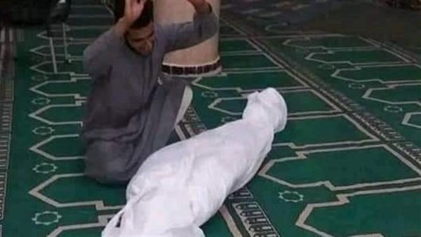 الأمن يكشف حقيقة صورة لشاب يضع صديقه داخل “كفن” بأحد المساجد بالمنيا