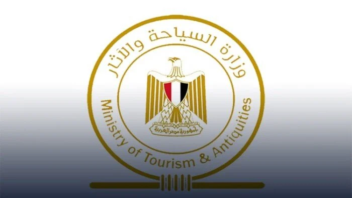 السياحة توضح حقيقة منع بلوجر من رفع العلم المصري بمنطقة آثار سقارة
