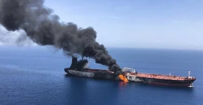 طهران تعلن استهداف سفن أمريكية قرب مضيق هرمز.. وواشنطن تقصف دفاعات جنوب إيران