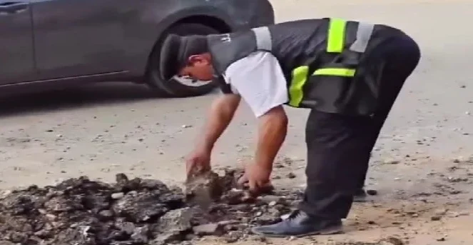 مساعد شرطة بمرور أبو حماد يزيل حجارة من الطريق حرصًا على سلامة المواطنين
