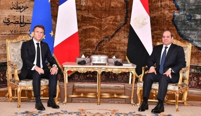«ماكرون» يؤكد تضامن فرنسا مع مصر عقب حادث دمياط