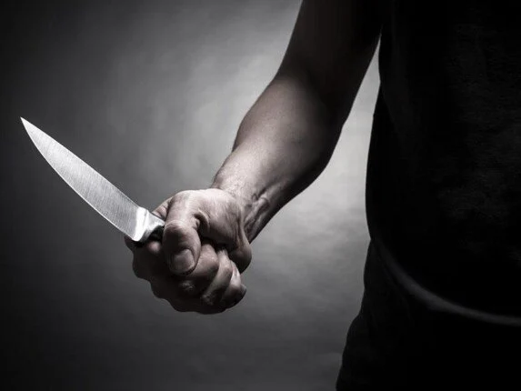 شاب يقتل والدته طعنًا بسكين داخل منزلهما بالقنايات