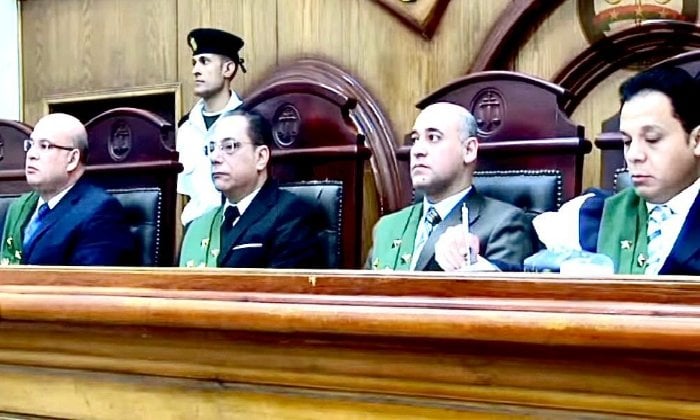 جنايات الزقازيق ….السجن 10 سنوات للأب للمتهم بالتعدي على طفليه لإجبارهما على التسول