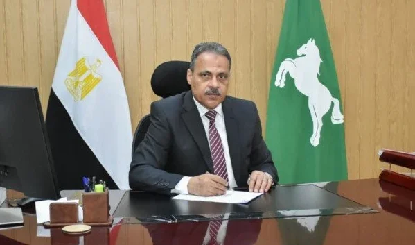 محافظ الشرقية يتابع صرف المستحقات والمساعدات المالية لأسر ضحايا حادث «الدواويس»