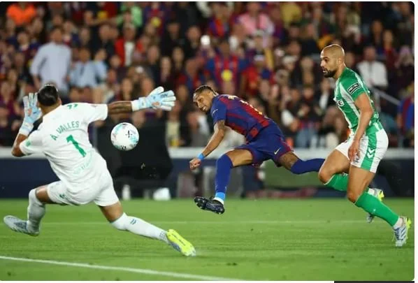 برشلونة يفوز على ريال بيتيس بثلاثية في الدوري الإسباني