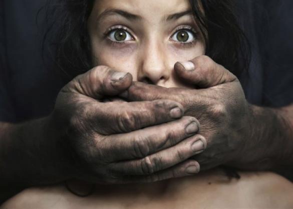 طالبة تنجب طفلا بعد اغتصابها على يد والدها وشقيقها