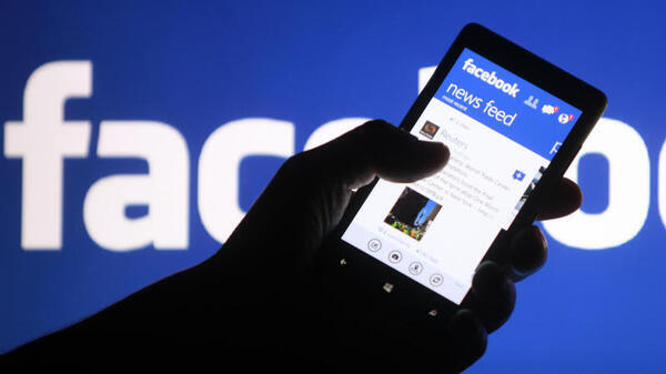 «فيسبوك» تحذر المستخدمين قبل مشاركتهم الأخبار القديمة