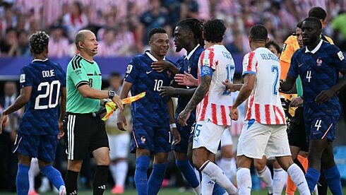 فرنسا تفوز على باراجواي وتتأهل لمواجهة المغرب في ربع نهائي كأس العالم