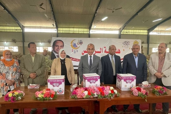 رئيس جامعة الزقازيق يوزع 430 كرتونة “هدية الرئيس” بمبادرة حياة كريمة لأسر الاداريين والعمال والأمن الإدارى