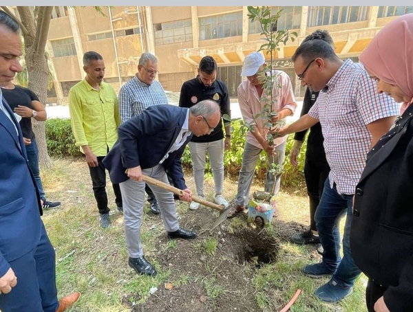 رئيس جامعة الزقازيق يشارك فى فعاليات يوم البيئة العالمى تحت شعار « لا نملك إلا أرضا واحدة»