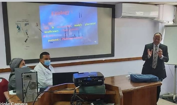 د.عبدالرازق الشيخ أستاذ طب الأطفال بطب الزقازيق يلقى محاضره بمستشفى بلبيس المركزى