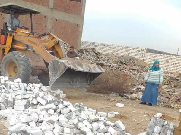 رئيسة الوحدة المحلية غيتة ببلبيس تزيل سور بالدبش الابيض على مساحة 400 متر بمنطقة الوفاء والامل