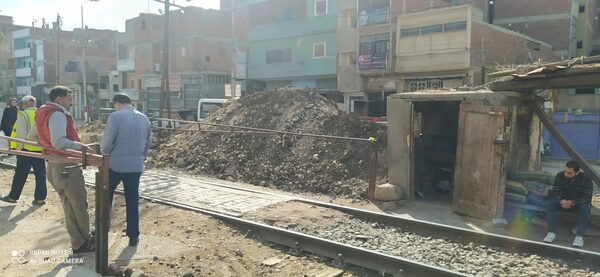 كهرباء الشرقية تتسبب فى تعطيل تطوير مزلقان بيرعمارة ببلبيس وغلقة أمام الأهالى