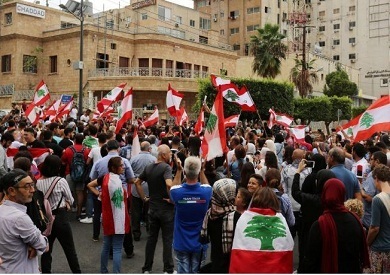 اعتصامات في لبنان احتجاجا على ارتفاع سعر صرف الدولار وتردي أوضاع المعيشة