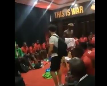 فيديو – صلاح يواسي لاعبي كينيا بعد فشلهم في التأهل لأمم إفريقيا