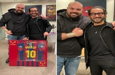 أحمد حلمي يحصل علي قميص برشلونة بتوقيع ميسي