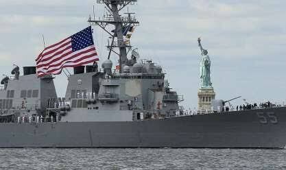 البحرية الأمريكية تعفي قائد حاملة طائرات تفشى بها كورونا من مهامه