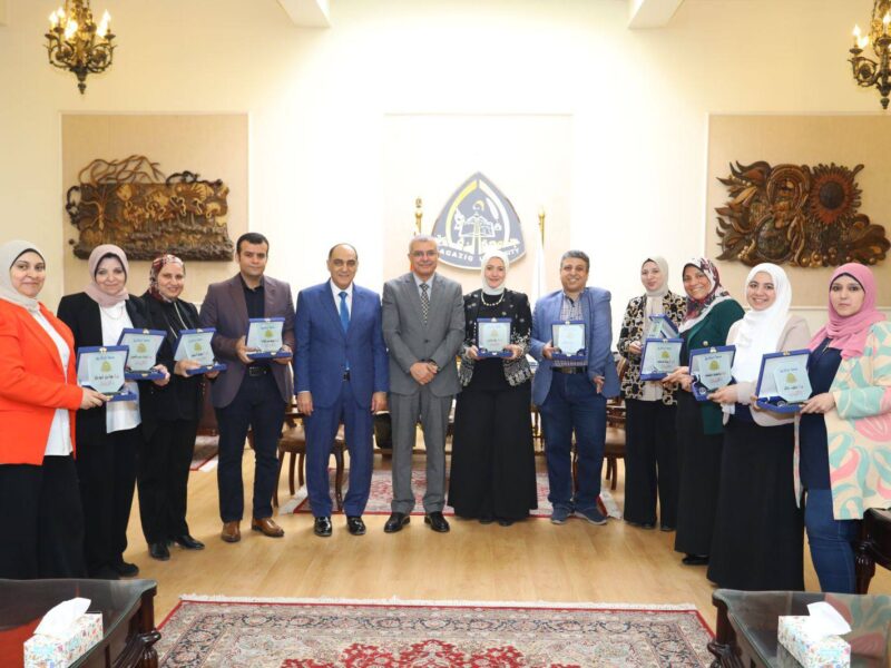 رئيس جامعة الزقازيق يُكَرم أعضاء لجنة تقييم الأبحاث المقدمة لمكافأة النشر الدولي لمنتسبي الجامعة