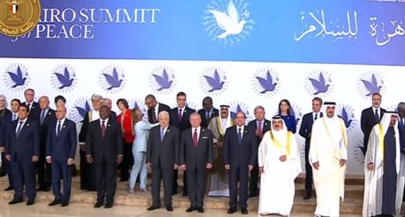 صورة تذكارية للمشاركين في قمة مصر للسلام